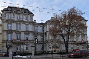 Urzędnicy ZTP w Krakowie wynajęli przy ul. Starowiślnej miejsca do parkowania służbowych samochodów (fot. Zygmunt Put/Wikipedia)