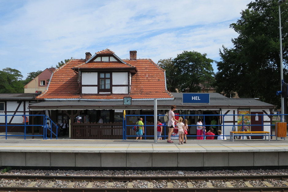 Dworzec PKP w Helu zostanie wyremontowany (fot. wikipedia.org/Travelarz) Dworzec PKP w Helu zostanie wyremontowany (fot. wikipedia.org/Travelarz)