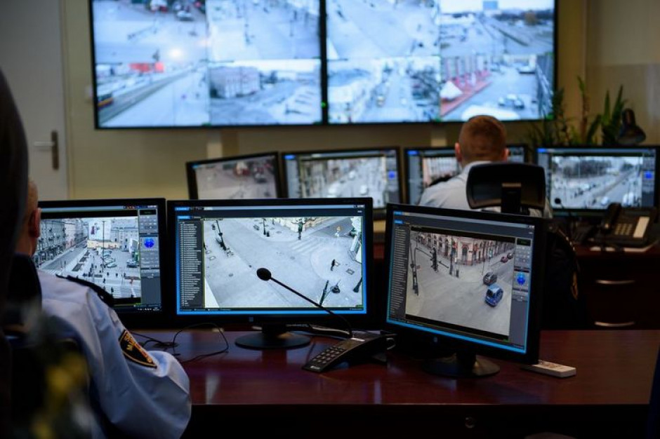 Jedna z dyspozytorni łódzkiego systemu monitoringu wizyjnego (fot. lodz.pl) Jedna z dyspozytorni łódzkiego systemu monitoringu wizyjnego (fot. lodz.pl)