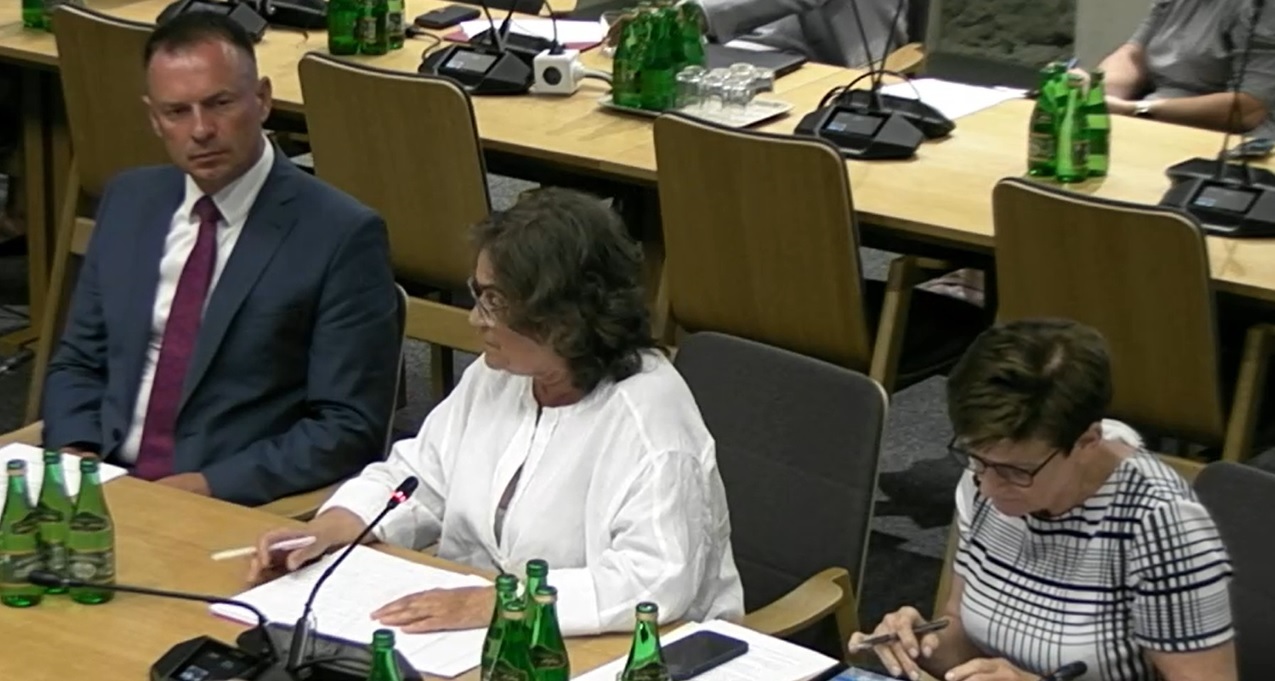 Posłanka KO Joanna Fabisiak (w środku) postulowała, żeby pochylić się nad kwestiami poruszonymi w projekcie (Fot. ITVSejm)