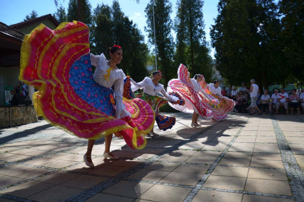 W festiwalu biorą udział zespoły z siedmiu państw, tj. Polski, Kolumbii, Burundi, Indii, Ukrainy, Turcji i Bułgarii (fot. world-wide-festival.eu)