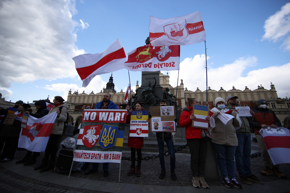 Pikieta zorganizowana przez Białorusinów w obronie wolnej Ukrainy i Białorusi, 27 lutego na Rynku w Krakowie. (fot. PAP/Łukasz Gągulski)