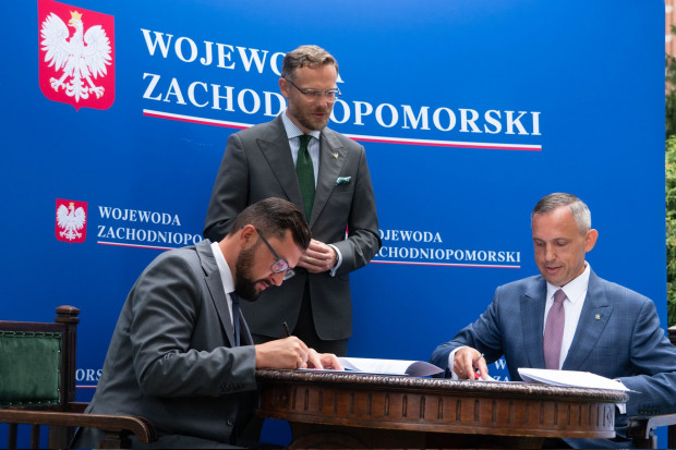 W Szczecinie przy udziale wiceprezesa  NFOŚiGW Pawła Mirowskiego została podpisana umowa na udostępnienie środków w Programie Regionalnego Wsparcia Edukacji Ekologicznej (fot. mat. prasowe)