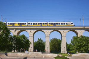Regionalni przewoźnicy uruchamiają nowe trasy także z myślą o turystach. Dolny Śląsk miał nigdyś gęstą sieć kolejowych połączeń lokalnych m.in.na Przedgórzu Sudeckim. Fot. Koleje Dolnośląskie