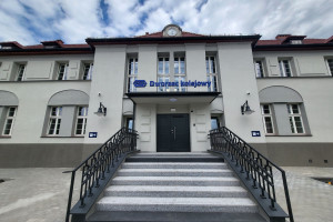 Pochodzący z 1923 roku budynek dworca kolejowego przy stacji Oleśno Śląskie przeszedł kompleksową modernizację z poszanowaniem jego historycznego charakteru (fot. PKP)