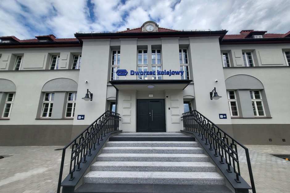 Pochodzący z 1923 roku budynek dworca kolejowego przy stacji Oleśno Śląskie przeszedł kompleksową modernizację z poszanowaniem jego historycznego charakteru (fot. PKP) Pochodzący z 1923 roku budynek dworca kolejowego przy stacji Oleśno Śląskie przeszedł kompleksową modernizację z poszanowaniem jego historycznego charakteru (fot. PKP)