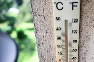 Temperatura maksymalna będzie osiągać w ciągu dnia do 32 stopni Celsjusza (fot.  PAP/Darek Delmanowicz)