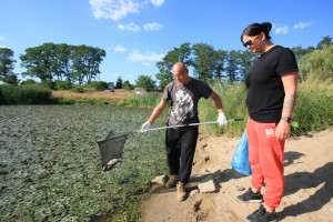 Od końca lipca obserwowany był pomór ryb w Odrze na odcinku od Oławy w dół.  (fot. PAP/Lech Muszyński)