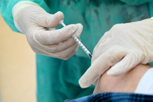 Zgodnie z opublikowanymi w sobotę danymi, dzienna liczba szczepień wyniosła 30 435. (fot. PAP/Marcin Bielecki)