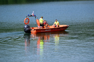 Beskidzkie WOPR nad wodą w Beskidach można wezwać na pomoc pod numerem 604 900 300. (fot. PAP/Darek Delmanowicz)