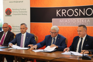 Umowa pomiędzy samorządem Krosna a NFOŚiGW została podpisana 17 sierpnia 2022 r. w Krośnie (fot.gov.pl)