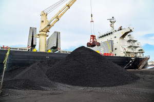 Węgiel płynie, wszystkie potrzebne ilości węgla są już zakontraktowane - powiedziała Anna Moskwa (fot. PAP/Marcin Bielecki)