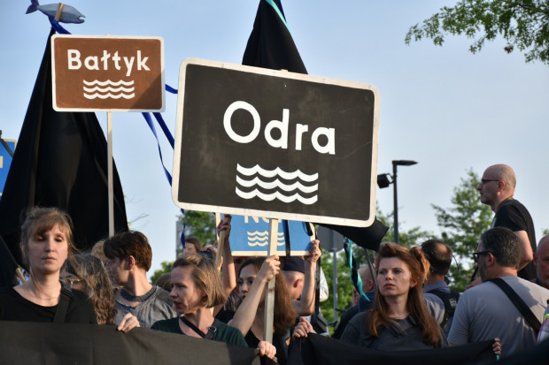 W miniony weekend w różnych miastach Polski odbył się "żałobny marsz dla Odry" (fot. TT/ Piotr H. Malich)