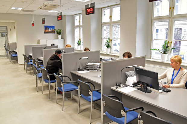 Stosowane rozwiązania nie sprzyjają pozyskiwaniu do samorządu pracowników z odpowiednim wykształceniem i doświadczeniem  (fot.. UM Poznań)