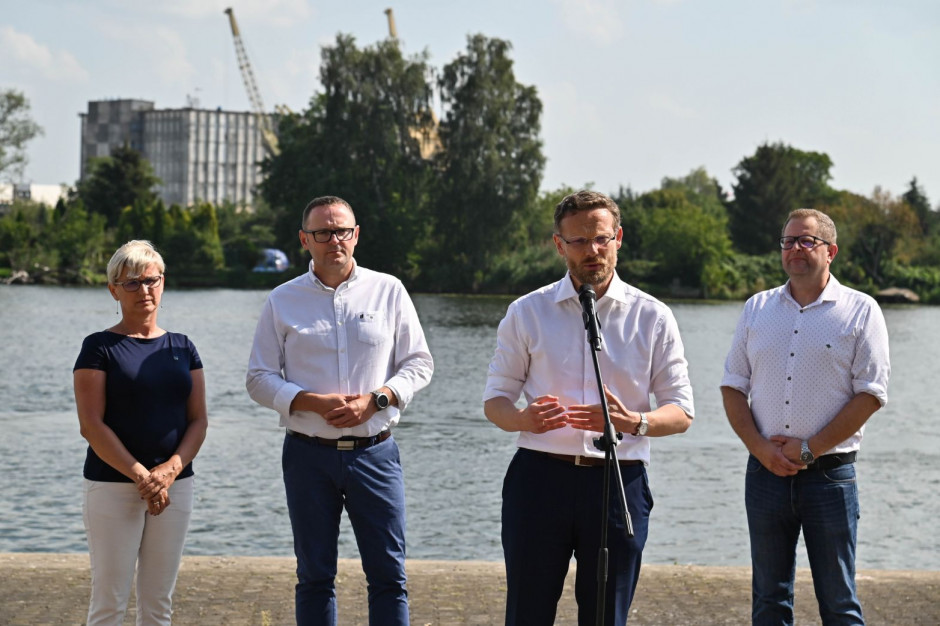 Od lewej prorektor ZUT, prof. Jolanta Kiełpińska, prof. Krzysztof Pietrusewicz, wojewoda zachodniopomorski Zbigniew Bogucki i dr hab. inż. Przemysław Czerniejewski podczas konferencji na temat Odry (fot. PAP/Marcin Bielecki) Od lewej prorektor ZUT, prof. Jolanta Kiełpińska, prof. Krzysztof Pietrusewicz, wojewoda zachodniopomorski Zbigniew Bogucki i dr hab. inż. Przemysław Czerniejewski podczas konferencji na temat Odry (fot. PAP/Marcin Bielecki)