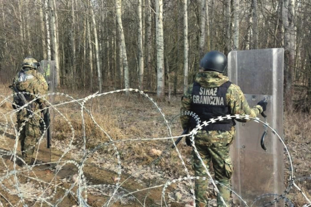 Kolejni uchodźcy próbują przekroczyć granicę Polski z Białorusią. (fot. TT/Straż Graniczna)