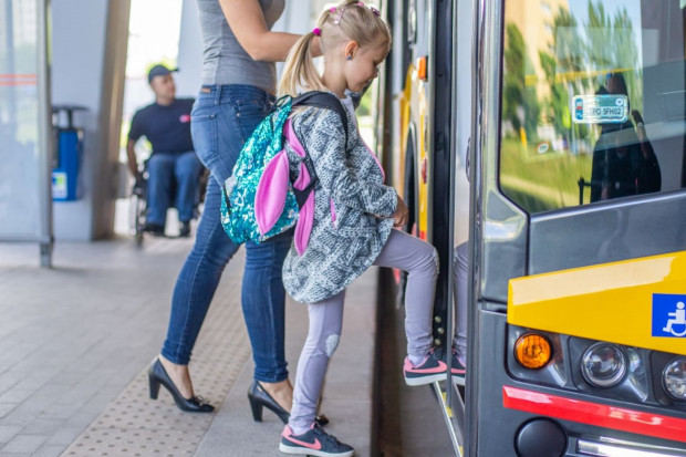 Powrót dzieci do szkół oznacza więcej pasażerów w komunikacji miejskiej. (Fot. wtp.waw.pl)