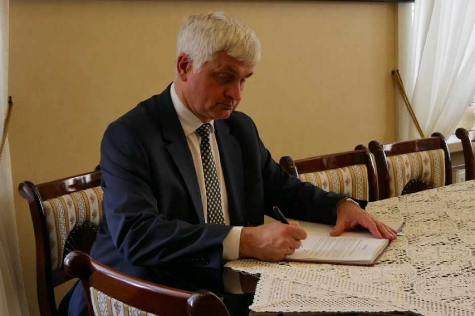 Ograniczenia w województwie. Wojewoda podpisał rozporządzenie dot. zakazu przebywania na obszarze przygranicznym (fot. gov.pl) Ograniczenia w województwie. Wojewoda podpisał rozporządzenie dot. zakazu przebywania na obszarze przygranicznym (fot. gov.pl)