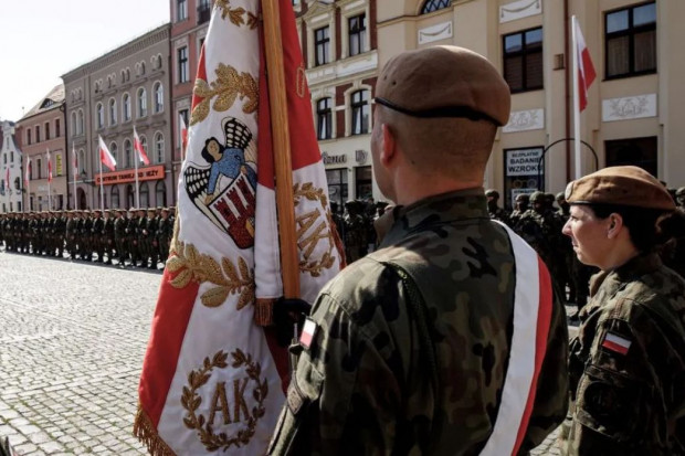 Przysięga wojskowa w Toruniu (fot.media.terytorialsi.wp.mil.pl)