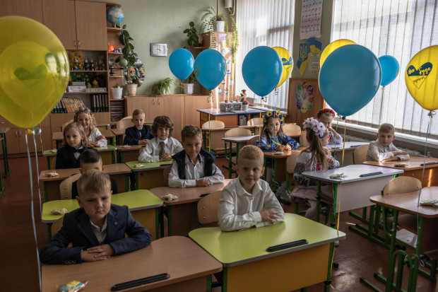 Uczniowie z Ukrainy czuli się obco nie tylko w nowej szkole i kraju, ale także między sobą, bo mimo tej samej narodowości wcześniej się nie znały (fot. PAP/EPA/ROMAN PILIPEY)