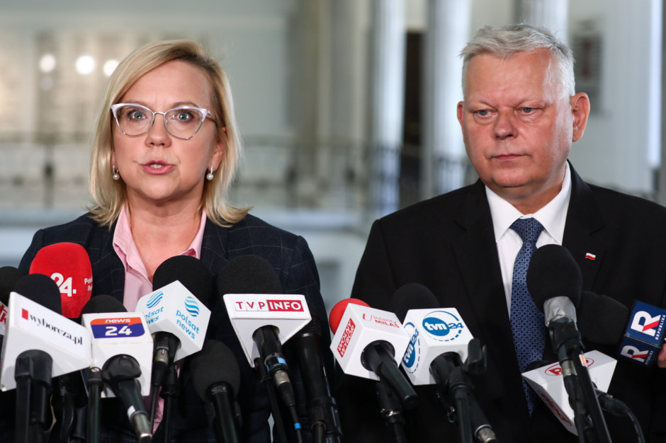 Minister Anna Moskwa oraz wiceprzewodniczący KP PiS Marek Suski podczas briefingu prasowego w Sejmie (fot. PAP/Tomasz Gzell)