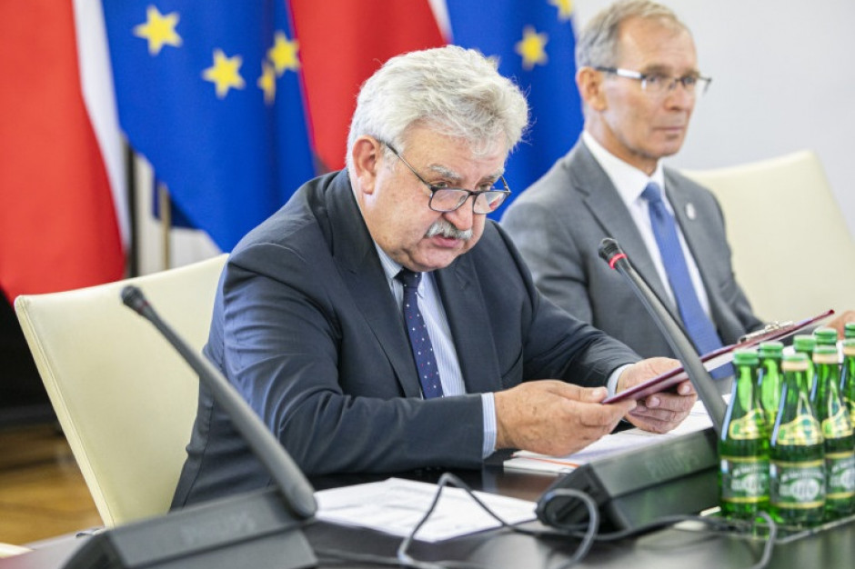 Poprawki uzyskały poparcie komisji budżetu i samorządu terytorialnego (fot. Marta Marchlewska-Wilczak/Kancelaria Senatu) Poprawki uzyskały poparcie komisji budżetu i samorządu terytorialnego (fot. Marta Marchlewska-Wilczak/Kancelaria Senatu)