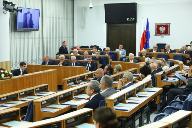 Senatorowie podczas posiedzenia. Senat zajmie się m.in. ustawą o wsparciu odbiorców ciepła (fot. PAP/Rafał Guz)