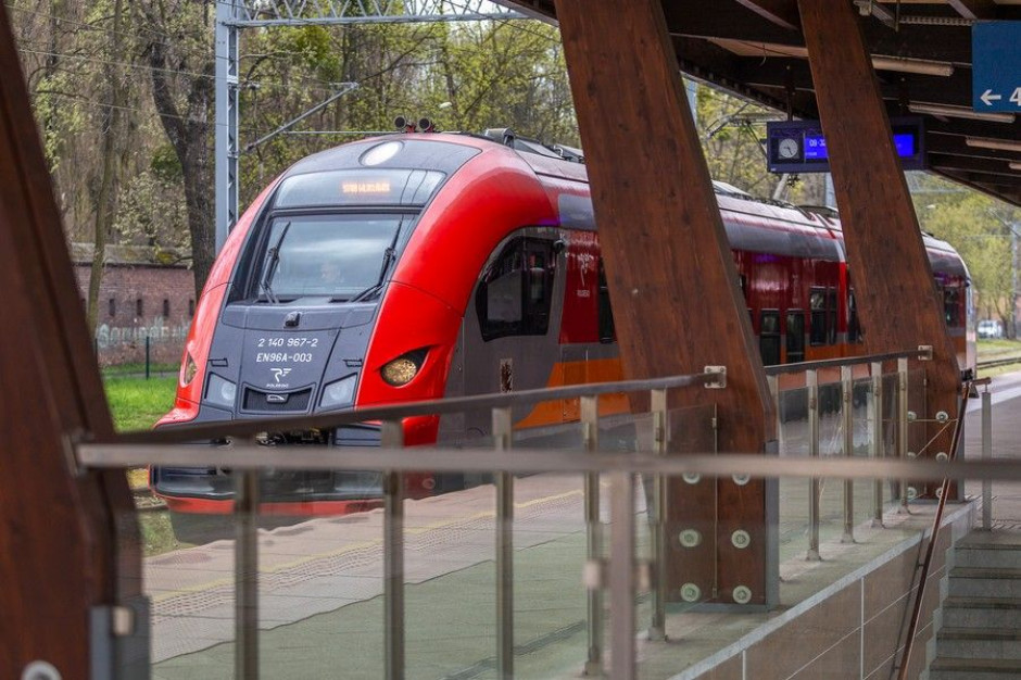 Zespoły trakcyjne, które dostarczy Pesa rozwijają prędkość 120-160 kilometrów na godzinę, posiadają 150 miejsc siedzących i są wyposażone w klimatyzację (fot. Szymon Zdziebło/tarantoga.pl dla UMWKP) Zespoły trakcyjne, które dostarczy Pesa rozwijają prędkość 120-160 kilometrów na godzinę, posiadają 150 miejsc siedzących i są wyposażone w klimatyzację (fot. Szymon Zdziebło/tarantoga.pl dla UMWKP)