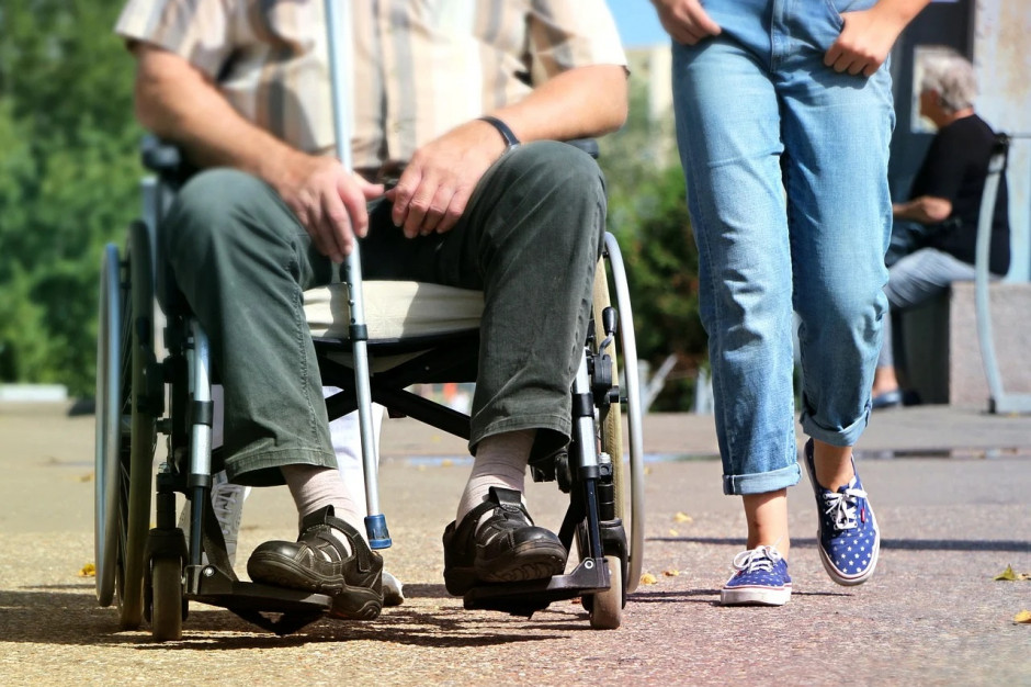 Opieka wytchnieniowa to program skierowany do opiekunów osób niepełnosprawnych (fot. Pixabay)