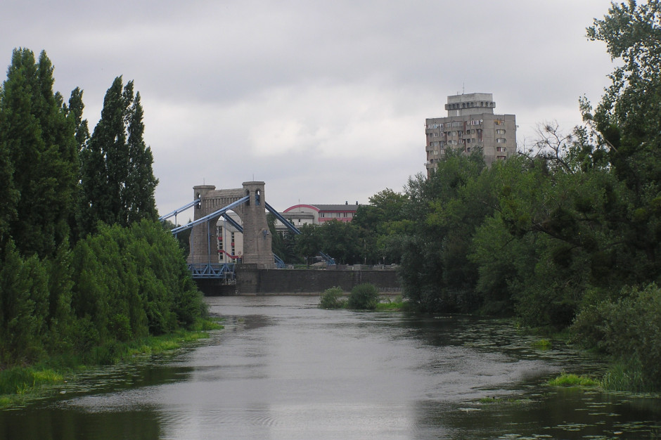 Obecnie MPWiK we Wrocławiu pobiera i uzdatnia wodę z rzeki Oławy (fot. Joee/ CC BY 3.0, wikipedia) Obecnie MPWiK we Wrocławiu pobiera i uzdatnia wodę z rzeki Oławy (fot. Joee/ CC BY 3.0, wikipedia)