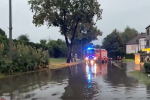 Woda zalała dróg, piwnice, budynki halę sportową w Tarnowskich Górach (fot. youtube.com)