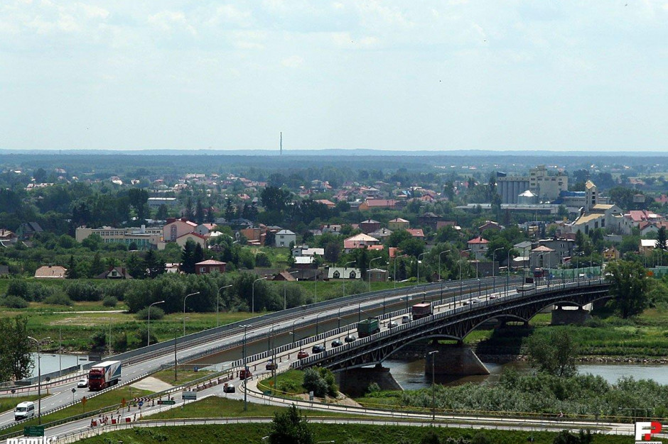 Rozbudowa mostu przez Wisłę w Sandomierzu realizowana jest od ubiegłego roku w systemie Projektuj i buduj (fot. Wikipedia/mamik/fotopolska.eu/CC BY-SA 3.0)