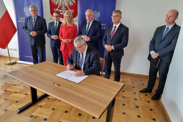 Minister  Andrzej Adamczyk podpisał Program Inwestycji dla nowej obwodnicy Tarnów. Pozwoli to na rozpoczęcie prac dokumentacyjnych. (fot. TT/GDDKiA)