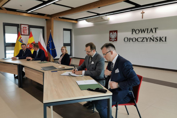Umowy na dofinansowanie do zakupu elektrycznych autobusów podpisano w siedzibie starostwa opoczyńskiego (fot. NFOŚiGW)