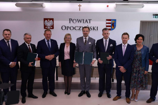 Opoczno i Piotrków Trybunalski z umowami dofinansowania zakupu elektrycznych autobusów (fot. gov.pl)