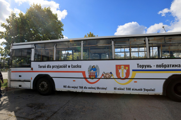 Autobusy zostały oklejone herbami Torunia i Łucka oraz hasłem w języku polskim i ukraińskim (fot. Sławomir Kowalski/torun.pl)