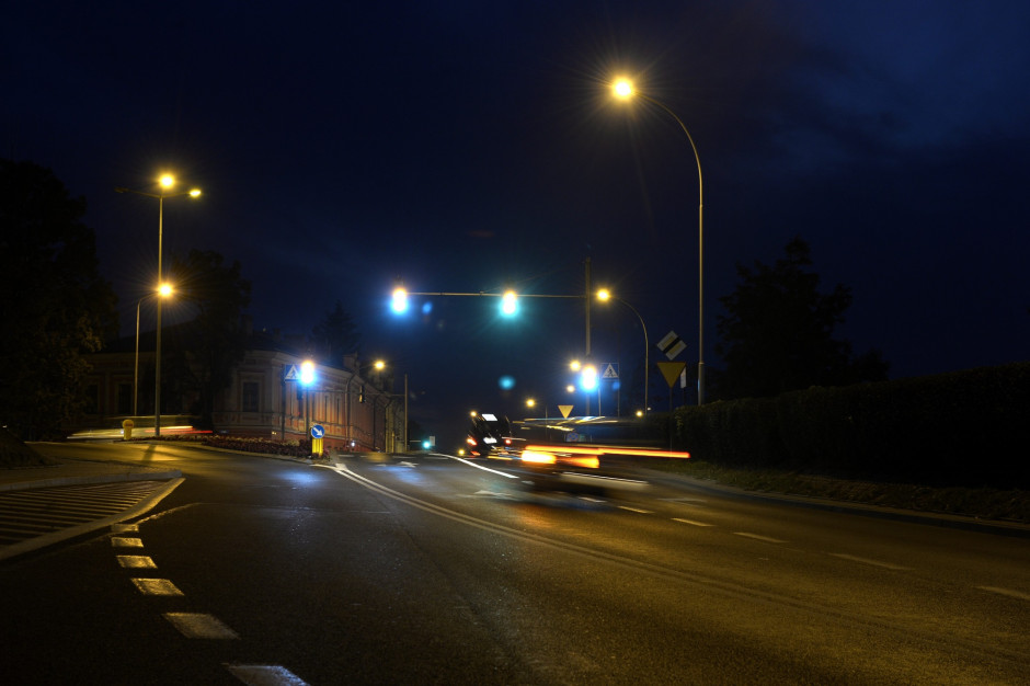 Pilotażowy program wyłączania oświetlenia ulicznego w godz. od 23 do 4 rano wprowadzi od czwartku gmina Kołbaskowo (Fot. PAP/Darek Delmanowicz)