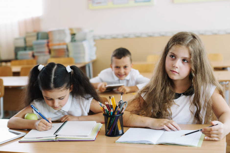 Część rodziców, z różnych powodów, decyduje się na nauczanie domowe dzieci - wskazano w komunikacie (fot. freepik) W roku szkolnym 2021/2022 r. pół miliona uczniów więcej niż rok wcześniej