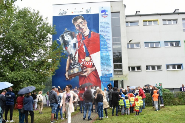 Mural wykonano na ścianie budynku Publicznej Szkoły Podstawowej nr 11 w Kędzierzynie-Koźlu (Fot. UM Kędzierzyn-Koźle)