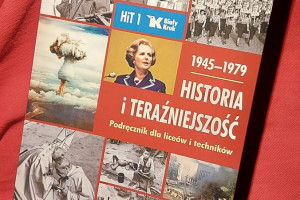 Promocja podręcznika do HiTu jest zaskakująca z uwagi na brak obecności innych podręczników na półkach w placówkach Poczty Polskiej, uważa poseł Michał Krawczyk (fot. PTWP/KO)
