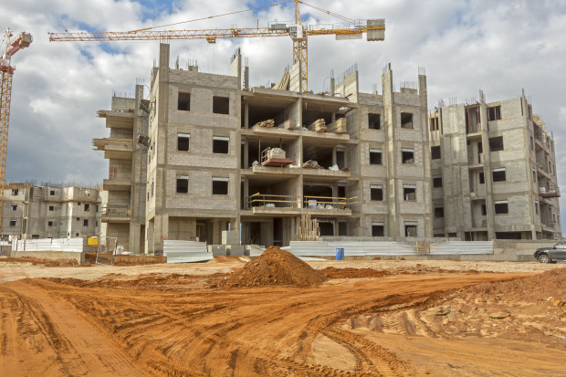 Liczba mieszkań, których budowę rozpoczęto w sierpniu 2022 r. spadła 46,1 proc. (fot. shutterstock)