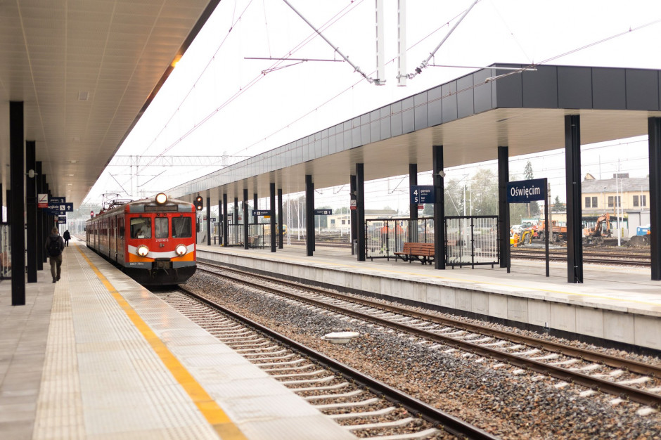 Prace na oświęcimskiej stacji, oprócz peronów i przejścia podziemnego, obejmują również tory, sieć trakcyjną oraz obiekty inżynieryjne (fot. plk-sa.pl)