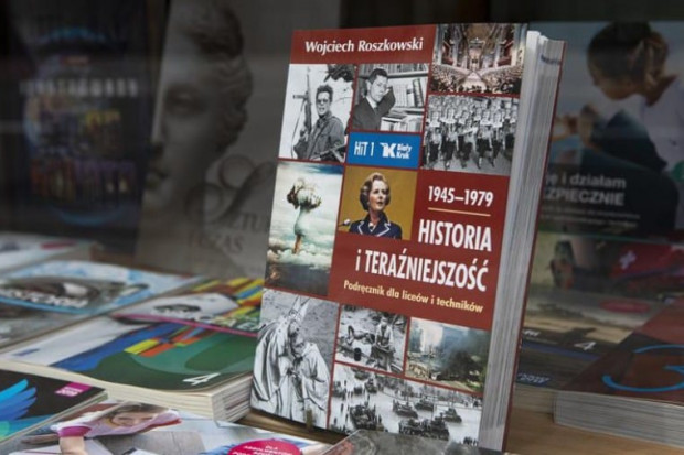 Wiceprezydent Kalisza Grzegorz Kulawinek poinformował, że obowiązujące przepisy prawne czynią nauczyciela odpowiedzialnym zarówno za wybór podręczników, jak i programów nauczania obowiązujących w szkole (fot. facebook.com/chlodnickim)