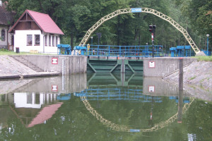 Śluza i jaz w Karwiku zlokalizowane są na kanale Jeglińskim, ok. 600 m przed wylotem tego kanału na jezioro Seksty. (https://commons.wikimedia.org/TR)