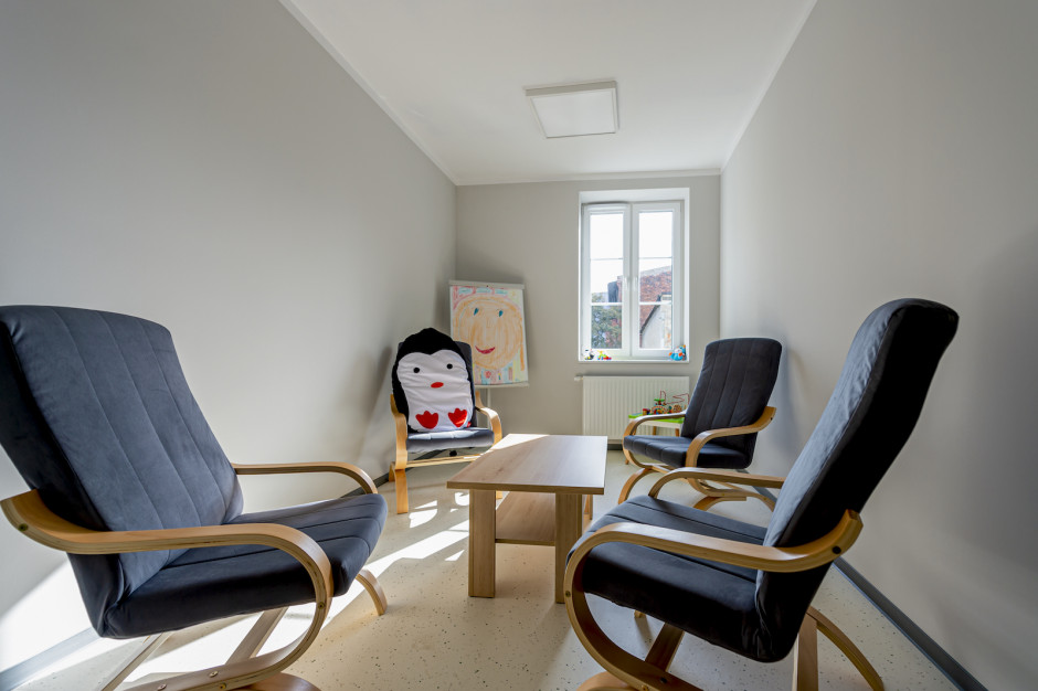 W budynku są pokoje spotkań, gdzie w intymnych warunkach mogą świadczyć pomoc m. in. psycholożki (fot. bytom.pl)