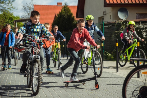 Istotną rolę w oswajaniu się z przepisami i bezpieczeństwem na drogach jest rozpoczęcie edukacji w jak najmłodszych latach (Fot. rowerowymaj/FB)