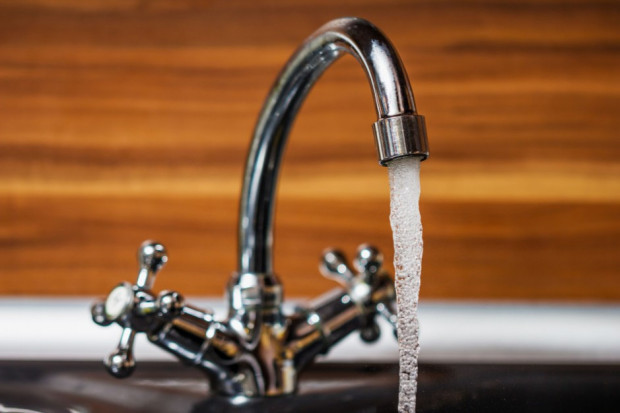 Wysokie cen prądu mogą spowodować także duży wzrost opłat za wodę. (Fot. Shutterstock)