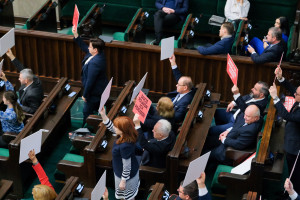 Sejm zajmuje się dziś projektem ustawy zakładającym wydłużenie kadencji samorządów (fot. PAP/Mateusz Marek)