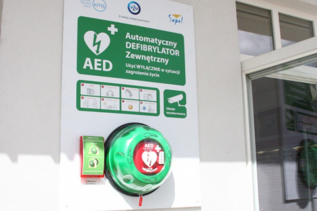 Tak wygląda defibrylator AED, który był umieszczony na poznańskim dworcu. Fot. rynekzdrowia.pl