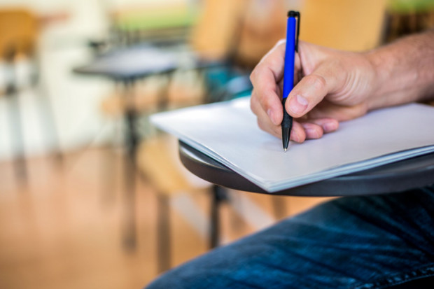 W czwartek szkoły mogły przeprowadzić próbny egzamin z matematyki na poziomie podstawowym, a w piątek - próbne egzaminy z języków obcych nowożytnych na poziomie podstawowym (fot. freepik - Dragana_Gordic)